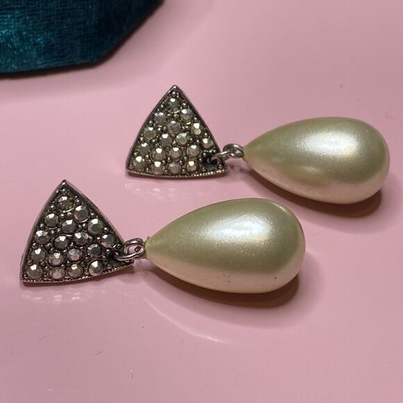 💛 Vintage White Gold Plated Marcasite & Faux Pearl Earrings - Picture 3 of 5